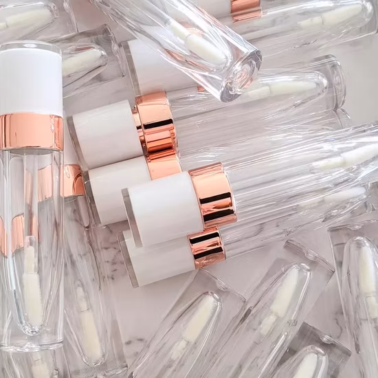 Leere Lipgloss-Tube mit individuellem Logo, Roségold und weißem Oberteil, 5 ml-Lipgloss-Tube mit großem Zauberstab