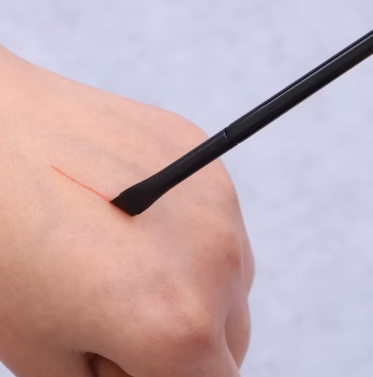 Make-up-Pinsel: 1 x Augenbrauenpinsel mit Holzgriff